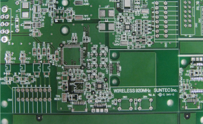 パターン設計データから基板を製作します。